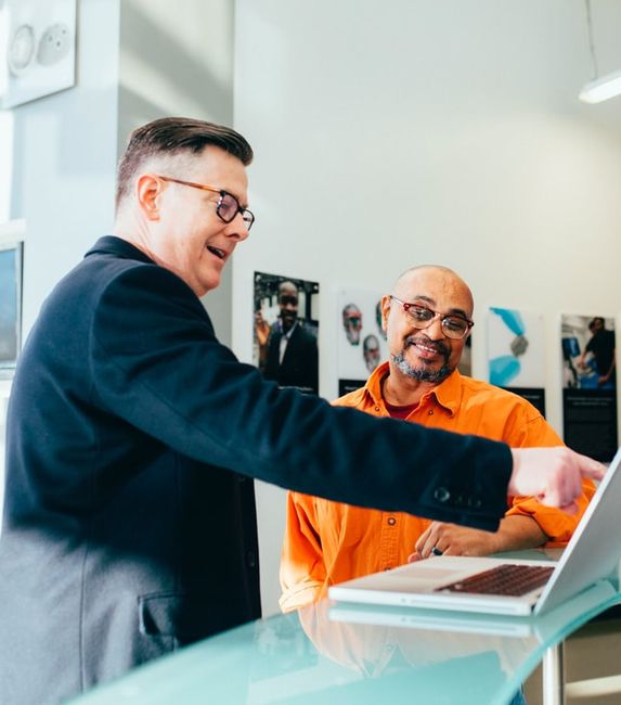 photo 1560250056 07ba64664864