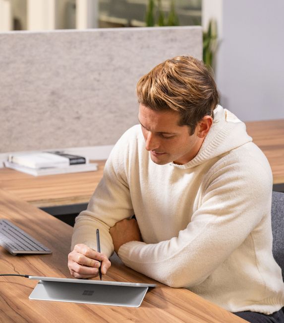 SUR25 COMMR Pro 12inch Snapdragon Platinum Desk 03