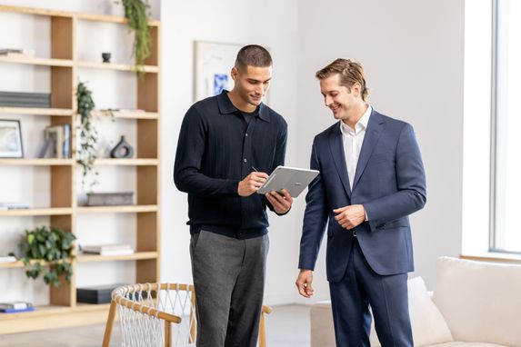 SUR25 COMMR Pro 12inch Snapdragon Platinum Collab 02