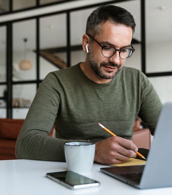 laptop coffee 1258 x 1000