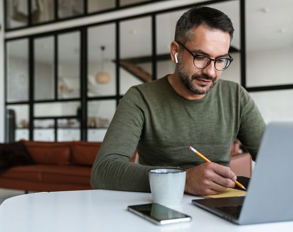 laptop coffee 1258 x 1000