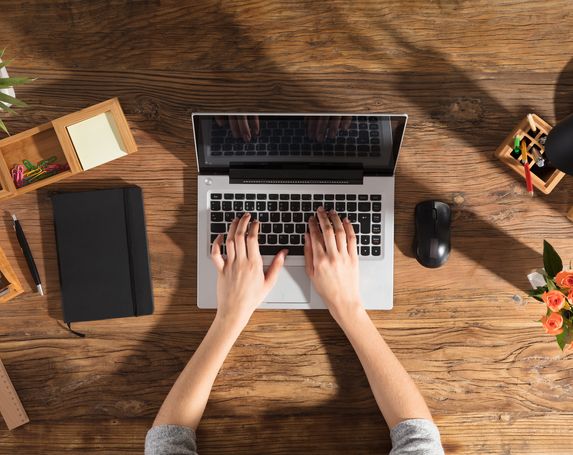 photo 1558402681 459490272726