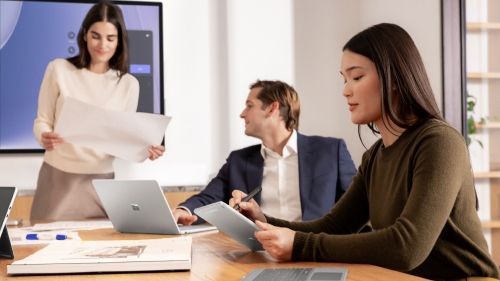 SUR25 COMMR ProLaptop Snapdragon Conference 01326 RGB 500X281