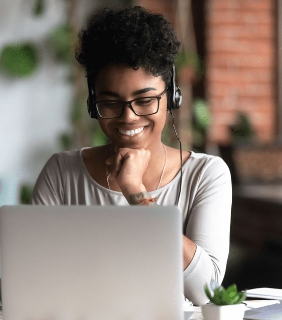 uni student smiling on laptop