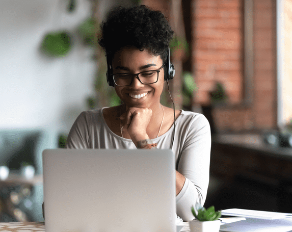 uni student smiling on laptop